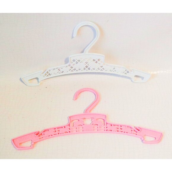 Vintage Baby Hangers Set Of 8 - 7 Plastic With Whimsical Designs & 1 Wood - Picture 5 of 5